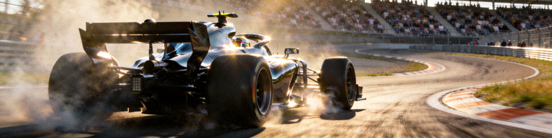 F1赛车在赛道上飞驰的瞬间